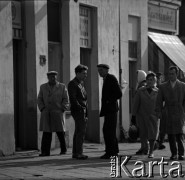 Lata 60., Warszawa, Polska.
Mężczyźni na ulicy.
Fot. Marek Zürn, zbiory Fundacji Ośrodka KARTA