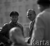 Lata 60., Warszawa, Polska.
Milicjant na ulicy.
Fot. Marek Zürn, zbiory Fundacji Ośrodka KARTA