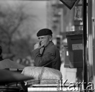 Lata 60., Warszawa, Polska.
Mężczyzna pali papierosa na ulicy.
Fot. Marek Zürn, zbiory Fundacji Ośrodka KARTA