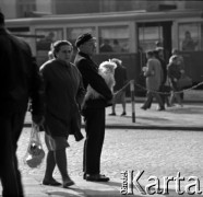 Lata 60., Warszawa, Polska.
Mężczyzna z psem na rękach.
Fot. Marek Zürn, zbiory Fundacji Ośrodka KARTA