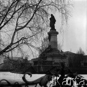 Lata 60., Warszawa, Polska.
Pomnik Adama Mickiewicza na Krakowskim Przedmieściu.
Fot. Marek Zürn, zbiory Fundacji Ośrodka KARTA