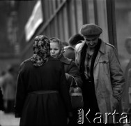 Lata 60., Warszawa, Polska.
Starsze kobiety podczas rozmowy na ulicy.
Fot. Marek Zürn, zbiory Fundacji Ośrodka KARTA