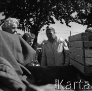 Lata 60., Warszawa, Polska.
Targowisko na ulicy Marymonckiej.
Fot. Marek Zürn, zbiory Fundacji Ośrodka KARTA
