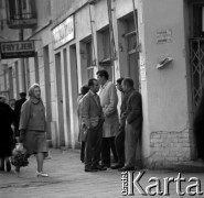 Lata 60., Warszawa, Polska.
Mężczyźni na ulicy Jagiellońskiej na warszawskiej Pradze.
Fot. Marek Zürn, zbiory Fundacji Ośrodka KARTA