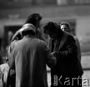 Lata 60., Warszawa, Polska.
Transakcja na ulicy.
Fot. Marek Zürn, zbiory Fundacji Ośrodka KARTA