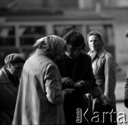 Lata 60., Warszawa, Polska.
Transakcja na ulicy.
Fot. Marek Zürn, zbiory Fundacji Ośrodka KARTA