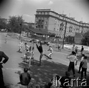 Lata 60., Warszawa, Polska.
Mecz piłki nożnej na podwórku na Żoliborzu.
Fot. Marek Zürn, zbiory Fundacji Ośrodka KARTA