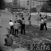 Lata 60., Warszawa, Polska.
Mecz piłki nożnej na podwórku na Żoliborzu.
Fot. Marek Zürn, zbiory Fundacji Ośrodka KARTA