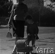 Lata 60., Warszawa, Polska.
Matka z dzieckiem.
Fot. Marek Zürn, zbiory Fundacji Ośrodka KARTA