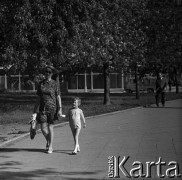 Lata 60., Warszawa, Polska.
Matka z dzieckiem.
Fot. Marek Zürn, zbiory Fundacji Ośrodka KARTA