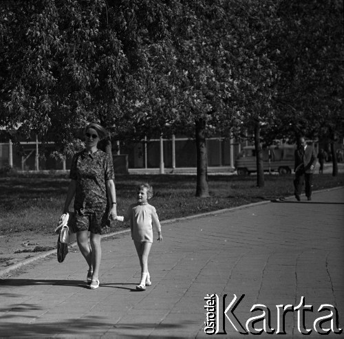 Lata 60., Warszawa, Polska.
Matka z dzieckiem.
Fot. Marek Zürn, zbiory Fundacji Ośrodka KARTA