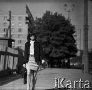 Lata 60., Warszawa, Polska.
Młoda kobieta na ulicy.
Fot. Marek Zürn, zbiory Fundacji Ośrodka KARTA