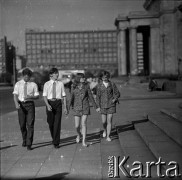 Lata 60., Warszawa, Polska.
Młodzi ludzie na placu Defilad.
Fot. Marek Zürn, zbiory Fundacji Ośrodka KARTA