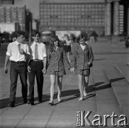 Lata 60., Warszawa, Polska.
Młodzi ludzie na placu Defilad.
Fot. Marek Zürn, zbiory Fundacji Ośrodka KARTA