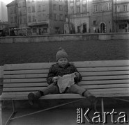Lata 60., Warszawa, Polska.
Dziecko na ławce na Placu Zamkowym.
Fot. Marek Zürn, zbiory Fundacji Ośrodka KARTA