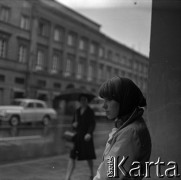 Lata 60., Warszawa, Polska.
Dziewczyna u zbiegu ulicy Nowy Świat i Świętokrzyskiej.
Fot. Marek Zürn, zbiory Fundacji Ośrodka KARTA