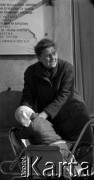 Lata 60., Warszawa, Polska.
Kobieta z dzieckiem w wózku.
Fot. Marek Zürn, zbiory Fundacji Ośrodka KARTA
