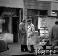 10.1964, Warszawa, Polska.
Scenka uliczna.
Fot. Marek Zürn, zbiory Fundacji Ośrodka KARTA