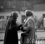 Lata 60., Warszawa, Polska.
Starsze kobiety podczas rozmowy na ulicy.
Fot. Marek Zürn, zbiory Fundacji Ośrodka KARTA