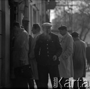 Lata 60., Warszawa, Polska.
Mężczyźni przed punktem sprzedaży piwa.
Fot. Marek Zürn, zbiory Fundacji Ośrodka KARTA