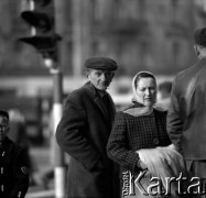 Lata 60., Warszawa, Polska.
Starszy mężczyzna na ulicy.
Fot. Marek Zürn, zbiory Fundacji Ośrodka KARTA