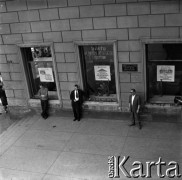 Lata 60., Warszawa, Polska.
Scenka uliczna, aleje Jerozolimskie przed Orbisem.
Fot. Marek Zürn, zbiory Fundacji Ośrodka KARTA