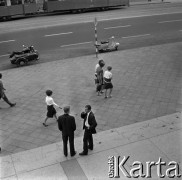 Lata 60., Warszawa, Polska.
Scenka uliczna, aleje Jerozolimskie przed Orbisem.
Fot. Marek Zürn, zbiory Fundacji Ośrodka KARTA