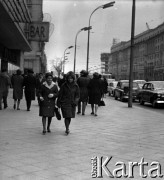 Lata 60., Warszawa, Polska.
Kobiety przechodzą obok baru 