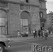 Lata 60., Warszawa, Polska.
Pod kawiarnią Uśmiech, ulica Koszykowa róg Marszałkowskiej.
Fot. Marek Zürn, zbiory Fundacji Ośrodka KARTA