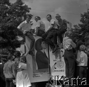 22.07.1966, Warszawa, Polska.
Defilada z okazji Święta Odrodzenia Polski (22 Lipca) na ulicy Marszałkowskiej, n/z gapie na ulicznej reklamie filmu 