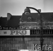 Lata 60., Warszawa, Polska.
Ludzie na wiadukcie nad tunelem Trasy W-Z.
Fot. Marek Zürn, zbiory Fundacji Ośrodka KARTA