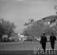 Lata 60., Warszawa, Polska.
Przechodnie na ulicy Krakowskie Przedmieście, w głębi Hotel Bristol.
Fot. Marek Zürn, zbiory Fundacji Ośrodka KARTA