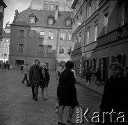Lata 60., Warszawa, Polska.
Przechodnie na ulicy Zapiecek.
Fot. Marek Zürn, zbiory Fundacji Ośrodka KARTA