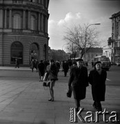 Lata 60., Warszawa, Polska.
Przechodnie na ulicy Krakowskie Przedmieście.
Fot. Marek Zürn, zbiory Fundacji Ośrodka KARTA