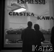 Lata 60., Warszawa, Polska.
Witryna kawiarni w Hotelu Bristol.
Fot. Marek Zürn, zbiory Fundacji Ośrodka KARTA