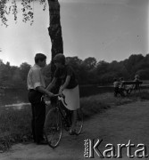 Lata 60., Warszawa, Polska.
Para w Parku Skaryszewskim.
Fot. Marek Zürn, zbiory Fundacji Ośrodka KARTA