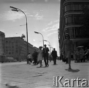 Lata 60., Warszawa, Polska.
Przechodnie w alejach Jerozolimskich, w głębi Centralny Dom Towarowy (CDT).
Fot. Marek Zürn, zbiory Fundacji Ośrodka KARTA