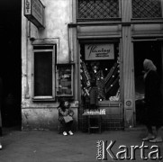 Lata 60., Warszawa, Polska.
Dziewczynka sprzedaje baranki wielkanocne na ulicznym straganie.
Fot. Marek Zürn, zbiory Fundacji Ośrodka KARTA