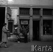 Lata 60., Warszawa, Polska.
Dziewczynka sprzedaje baranki wielkanocne na ulicznym straganie.
Fot. Marek Zürn, zbiory Fundacji Ośrodka KARTA