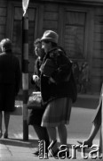 Lata 60., Warszawa, Polska.
Przechodnie, ulica Nowy Świat.
Fot. Marek Zürn, zbiory Fundacji Ośrodka KARTA