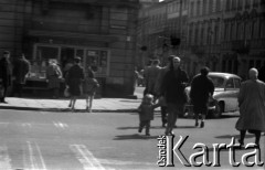 Lata 60., Warszawa, Polska.
Skrzyżowanie ulic Nowy Świat i Świętokrzyska.
Fot. Marek Zürn, zbiory Fundacji Ośrodka KARTA
