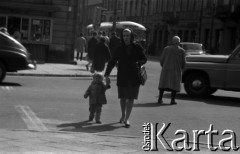 Lata 60., Warszawa, Polska.
Skrzyżowanie ulic Nowy Świat i Świętokrzyska.
Fot. Marek Zürn, zbiory Fundacji Ośrodka KARTA