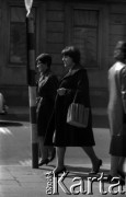 Lata 60., Warszawa, Polska.
Przechodnie, ulica Nowy Świat.
Fot. Marek Zürn, zbiory Fundacji Ośrodka KARTA