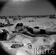 1968, miejsce nieznane, Polska.
Czasopismo z portretem Bogumiła Kobieli na twarzy plażowiczki.
Fot. Marek Zürn, zbiory Fundacji Ośrodka KARTA