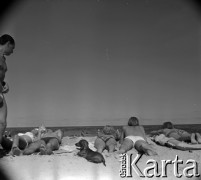 Lata 60., miejsce nieznane, Polska.
Plażowanie nad Bałtykiem.
Fot. Marek Zürn, zbiory Fundacji Ośrodka KARTA