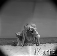 Lata 60., miejsce nieznane, Polska.
Plażowanie nad Bałtykiem.
Fot. Marek Zürn, zbiory Fundacji Ośrodka KARTA