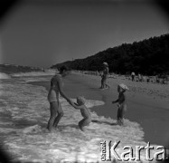 Lata 60., miejsce nieznane, Polska.
Kąpiel w Bałtyku.
Fot. Marek Zürn, zbiory Fundacji Ośrodka KARTA