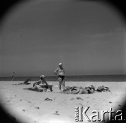 Lata 60., miejsce nieznane, Polska.
Plażowanie nad Bałtykiem.
Fot. Marek Zürn, zbiory Fundacji Ośrodka KARTA