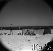 Lata 60., miejsce nieznane, Polska.
Plażowanie nad Bałtykiem.
Fot. Marek Zürn, zbiory Fundacji Ośrodka KARTA