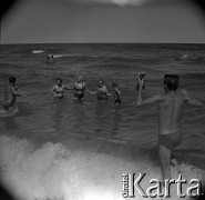 Lata 60., miejsce nieznane, Polska.
Kąpiel w Bałtyku.
Fot. Marek Zürn, zbiory Fundacji Ośrodka KARTA